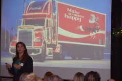 Therese Noorlander voor beeld Coca-Cola vrachtwagen