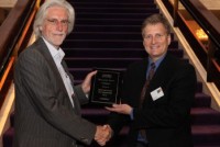 Platform voor Klantgericht Ondernemen ontvangt CRM Excellence Award uit handen van Bob Thompson. Op deze foto: Wil Wurtz en Bob Thompson