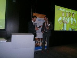 Eric Leebeek van PLUS Retail B.V. (winnaar Klantvriendelijkste Bedrijf van Nederland 2013) en dagvoorzitter Vincent van Hunnik